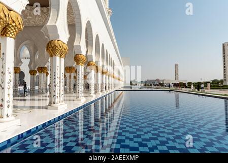 Sheikh Zayed Moschee, Abu Dhabi, Vereinigte Arabische Emirate, 02. Dezember 2019, den Blick auf die Moschee, gibt viele Besucher und Touristen besuchen die Moschee ev Stockfoto