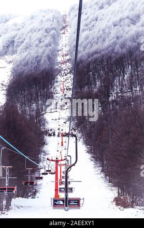 Atemberaubende Aussicht von der Terrasse des berühmten Ski Center 3-5 Pigadia. Stockfoto