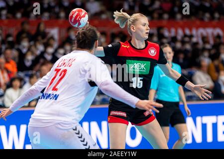 Kumamoto, Japan. 09 Dez, 2019. Handball, Frauen-WM 2019, Hauptrunde, Gruppe 1, 7. Spieltag, Deutschland - Serbien. Dragana Cvijic aus Serbien und Kim Naidzinavicius Deutschland in Aktion. Credit: Marco Wolf/wolf-sportfoto/Marco Wolf/dpa/Alamy leben Nachrichten Stockfoto