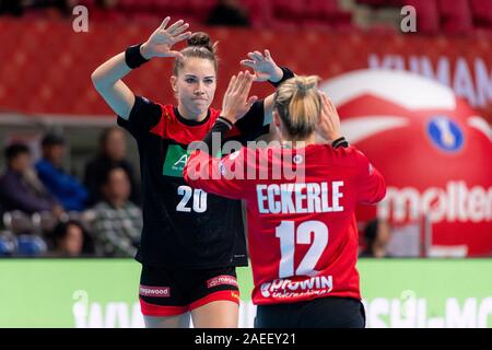 Kumamoto, Japan. 09 Dez, 2019. Handball, Frauen-WM 2019, Hauptrunde, Gruppe 1, 7. Spieltag, Deutschland - Serbien. Emily Bölk (Zurück) aus Deutschland und Torwart Dinah Eckerle aus Deutschland freuen. Credit: Marco Wolf/wolf-sportfoto/Marco Wolf/dpa/Alamy leben Nachrichten Stockfoto