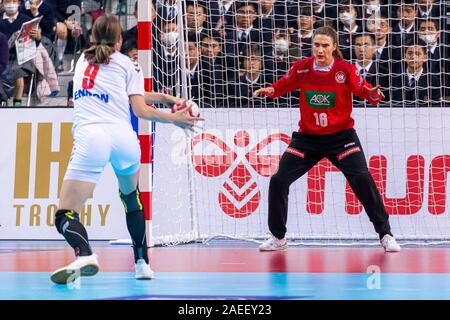 Kumamoto, Japan. 09 Dez, 2019. Handball, Frauen-WM 2019, Hauptrunde, Gruppe 1, 7. Spieltag, Deutschland - Serbien. Jelena Lavko (l) aus Serbien und Torwart Isabell Roch aus Deutschland in Aktion. Credit: Marco Wolf/wolf-sportfoto/Marco Wolf/dpa/Alamy leben Nachrichten Stockfoto