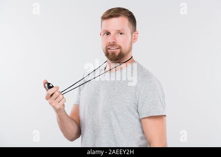 Junge Bartgeier Sportler mit Stoppuhr mit der Überprüfung der ausgeführten Ergebnisse während der Ausbildung Stockfoto