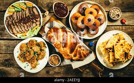 Auswahl an traditionellen Hanukkah food für festliche Abendessen, Holz Hintergrund Stockfoto