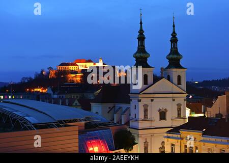 Wunderschöne alte Burg Spielberg auf einem Hügel im Zentrum von Brno. Nacht Foto mit beleuchteten alte Architektur. Stockfoto