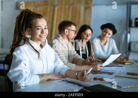 Glückliche junge weibliche Designer Mode Zeichnung Skizze in der Arbeitsumgebung Stockfoto