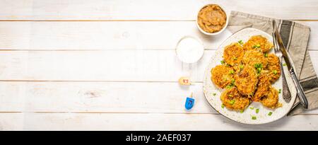 Traditionelle jüdische Gerichte Kartoffel latkes auf Holz Hintergrund Stockfoto