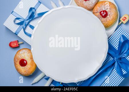 Symbole von hanukkah auf blauem Hintergrund Stockfoto