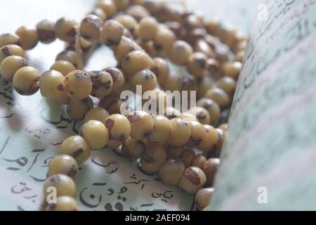 Tasbih auf Quran shareef heiligen Buch Stockfoto