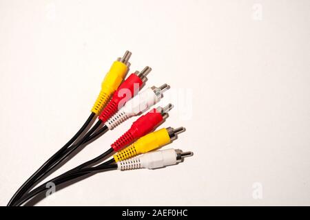 Rot, Gelb und Weiß. Audio Video Kabel RCA-Buchse auf weißem Hintergrund Stockfoto