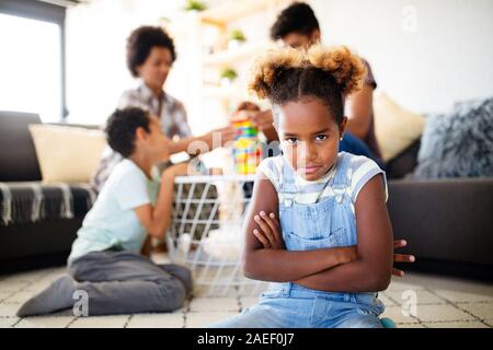 Wenig rebelious Mädchen hat Konflikte mit Familie. Probleme in der Familie. Soziale Fehlverhalten. Stockfoto