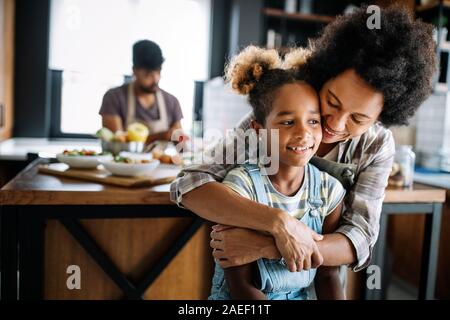 Gerne afrikanische amerikanische Familie gesund essen gemeinsam in der Küche Stockfoto