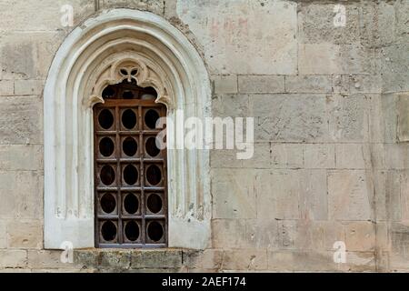 Die Mauer aus Stein mit einer alten Eisernen Tor auf der dunklen Farbe. Die großen Eingang Khotyn Festung. Stockfoto