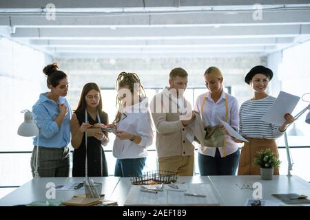 Gruppe von jungen kreativen Auswahl der Farben, Textilien und Mode Skizzen Stockfoto