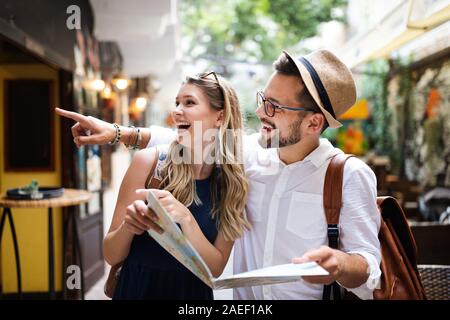 Sommerferien, dating, Liebe und Tourismus Konzept. Lächelndes Paar in der Stadt Stockfoto