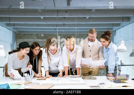 Gruppe von jungen kreativen Designern diskutieren Zeug für die neuen Fashion Kollektion Stockfoto