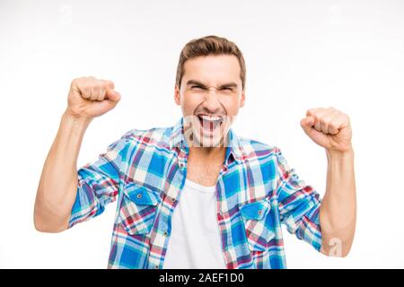 Junge wütende Menschen schreien und mit Fäusten Stockfoto