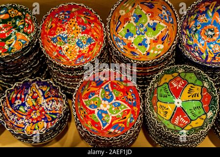 Handgefertigte Keramik Schalen sind in hellen Farben gehalten und mit floralen Ornament gemalt. Die schöne Aussicht auf bunten Schalen von oben. Stockfoto