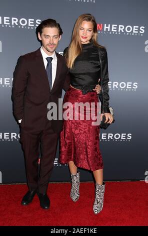 Dezember 8, 2019, New York City, New York, USA: Schauspieler Tom Payne und seine Freundin Jennifer AKERMAN nehmen an der 13. jährlichen CNN Helden: Ein All-Star Tribute im American Museum of Natural History statt. (Bild: © Nancy Kaszerman/ZUMA Draht) Stockfoto