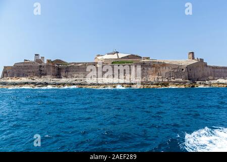 Einen schönen Blick auf eine militärische Festung Gebäude, das über dem Meer erhebt. Die mittelalterliche Festung schützt die Stadt Valletta. Stockfoto