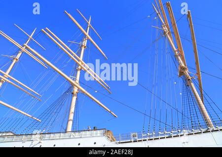 Ein Mann und ein Mädchen steht auf dem Deck des Schiffes Hotel Schiff, Barken Viking, das ist in der Lilla Bommen Bezirk im Hafen von Göteborg, Schweden angedockt. Stockfoto