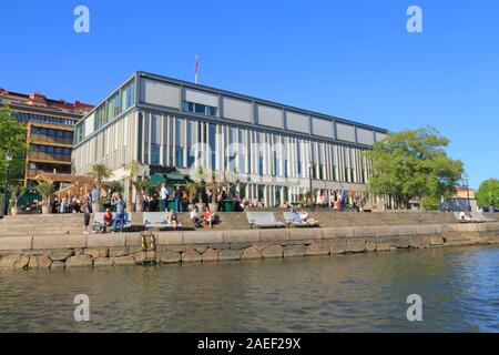 Die Menschen genießen die Sonne einen Kanal außerhalb Boulebar Rosenlund in Göteborg, Schweden, im Sommer. Stockfoto