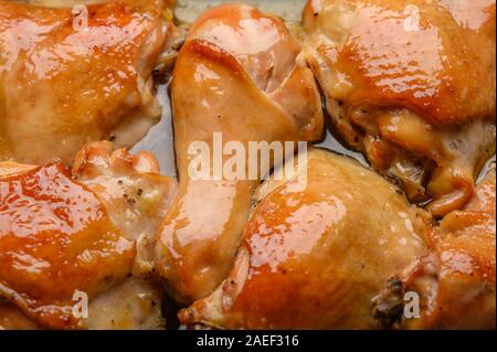 Hintergrund close-up hausgemachte gebackene Hähnchenteile mit Sojasauce und Gewürzen Stockfoto