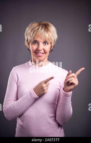 Weibliche mit Finger auf etwas. Menschen und Emotionen Konzept Stockfoto