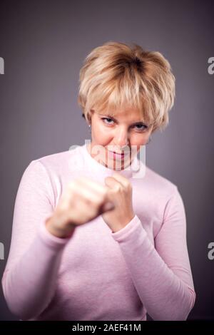 Frau mit kurzen blonden Haaren Übersicht boxing Geste. Menschen und Emotionen Konzept Stockfoto