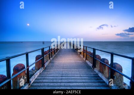 Holz- wellenbrecher mit Steg auf der sandigen Strände von Walcheren in der Nähe des Dorfes Westkapelle in Zeeland, Niederlande Stockfoto