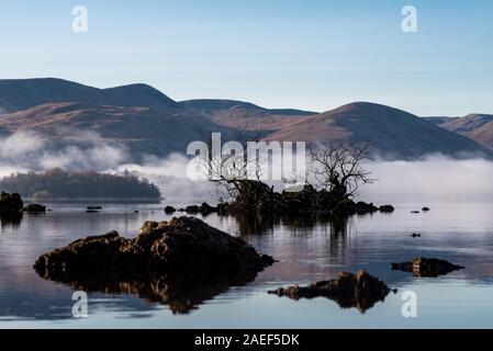 Objekte auf Wasser Loch Lomond Stockfoto