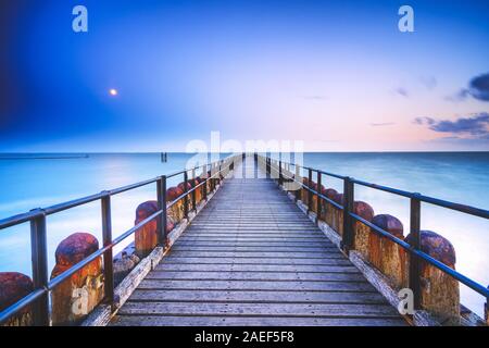 Holz- wellenbrecher mit Steg auf der sandigen Strände von Walcheren in der Nähe des Dorfes Westkapelle in Zeeland, Niederlande Stockfoto