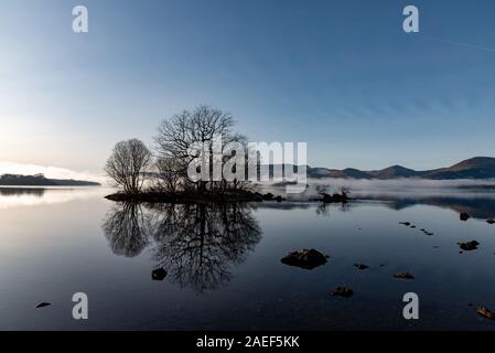 Objekte auf Wasser Loch Lomond Stockfoto
