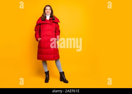Volle Länge Foto der hübschen dame Reisenden zu Fuß die Straße runter kühlen Wetter jeans Leder Schuhe weiß Pullover rot lange Winter Mantel isoliert Stockfoto