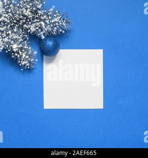 Weihnachten immergrünen Zweigen und blaue Kugel. Ansicht von oben, flach. Weihnachten Urlaub. Vorlage, Mockup, Gruß neues Jahr Karte. Farbe Classic blau in 2 Stockfoto