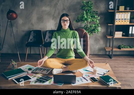 Portrait von ihr, daß sie schöne attraktive erfahrene Professionelle girl Agent broker Meditation Ausbildung selbst entwickeln Chakra asana Energie im modernen Loft Stockfoto