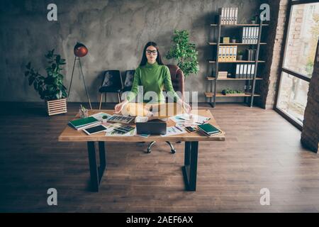 Portrait von ihr, daß sie schöne attraktive erfahrener Profi konzentrierte sich Mädchen Agent broker Meditation Ausbildung selbst entwickelt sich moderne Loft industrielle Stockfoto