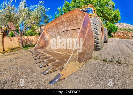 Weitwinkel- und perspektivische Ansicht der Planierraupe Bagger rollen für den Bau einer Straße. Work in Progress, industrielle Maschine. Stockfoto