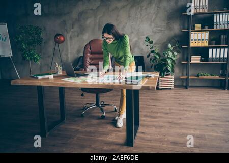 Portrait von ihr, daß sie schöne attraktive hübsche Smart clever qualifizierten konzentriert Mädchen Vorbereiten der Daten Bericht Finanzen Ergebnis an moderne Loft erfahrenen Stockfoto