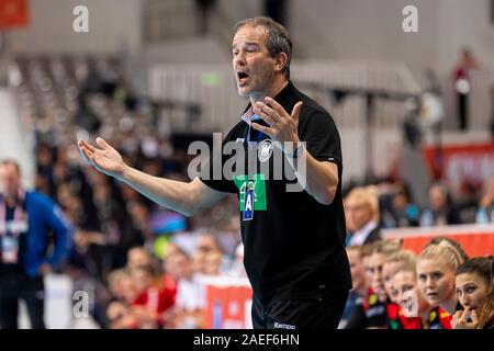 Kumamoto, Japan. 09 Dez, 2019. Handball, Frauen-WM 2019, Hauptrunde, Gruppe 1, 7. Spieltag, Deutschland - Serbien. Trainer Henk Groener aus Deutschland. Credit: Marco Wolf/dpa/Alamy leben Nachrichten Stockfoto