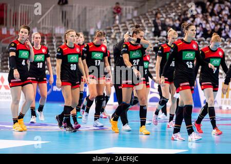 Kumamoto, Japan. 09 Dez, 2019. Handball, Frauen-WM 2019, Hauptrunde, Gruppe 1, 7. Spieltag, Deutschland - Serbien. Das deutsche Team verlässt die Tonhöhe enttäuscht. Credit: Marco Wolf/dpa/Alamy leben Nachrichten Stockfoto