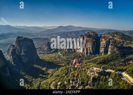 Luftaufnahme aus dem Kloster Rousanou oben auf der Klippe in der Nähe von Meteora Kalampáka, Trikala, Griechenland Stockfoto