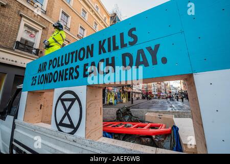 London, Großbritannien. 09 Dez, 2019. Die Luft, die wir trauern: Aussterben Rebellion Block Cranbourne Street, Leicester Square Station, zu verlangen Aktion auf 'Deadly' Luftverschmutzung. Die strassensperre umfasst 25 breeze Blöcke auf die Straße geklebt Die 25 Londoner, die jeden Tag sterben an den Folgen der Luftverschmutzung und acht Personen zu symbolisieren auf die Klötze aufgeklebt werden. Das Aussterben Rebellion 12 Tage der Krise das Klima und Ökologische Not ist ganz oben auf der Tagesordnung dieser Wahlen zu gewährleisten. Credit: Guy Bell/Alamy leben Nachrichten Stockfoto