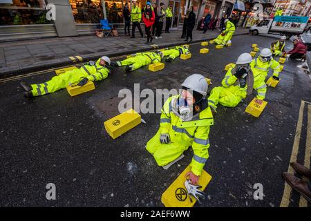 London, Großbritannien. 09 Dez, 2019. Die Luft, die wir trauern: Aussterben Rebellion Block Cranbourne Street, Leicester Square Station, zu verlangen Aktion auf 'Deadly' Luftverschmutzung. Die strassensperre umfasst 25 breeze Blöcke auf die Straße geklebt Die 25 Londoner, die jeden Tag sterben an den Folgen der Luftverschmutzung und acht Personen zu symbolisieren auf die Klötze aufgeklebt werden. Das Aussterben Rebellion 12 Tage der Krise das Klima und Ökologische Not ist ganz oben auf der Tagesordnung dieser Wahlen zu gewährleisten. Credit: Guy Bell/Alamy leben Nachrichten Stockfoto