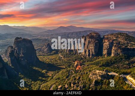 Luftaufnahme aus dem Kloster Rousanou oben auf der Klippe in der Nähe von Meteora Kalampáka, Trikala, Griechenland Stockfoto