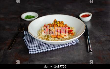 Italienischen Pasta. Nudeln mit Parmesan in Weiß Platte auf metallischen Hintergrund. Abendessen. Lauch. Ansicht von oben. Slow food Konzept Foto Stockfoto