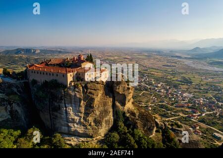 Luftaufnahme aus dem Kloster der St. Stephen oben auf der Klippe in der Nähe von Meteora Kalampáka, Trikala, Griechenland Stockfoto