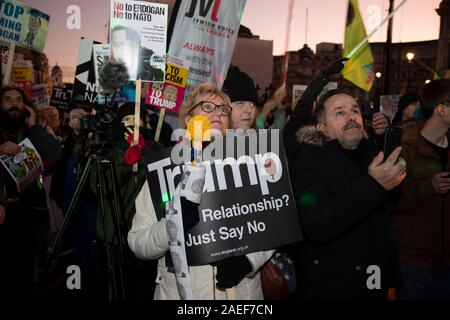 Menschen versammeln sich für das Nein zur Trumpf, Nein zur NATO, Hände weg von unseren NHS Demonstration am 3. Dezember 2019 in London, Vereinigtes Königreich. Donald Trump ist zu Besuch in London oder die NATO Staats- Gipfels am 70. Jahrestag der Organisation, die die Königin Hosting wird ein Empfang für die Staats- und Regierungschefs der NATO am Buckingham Palace. Inzwischen, es ist zu befürchten, dass Boris Johnson und Donald Trump in der Diskussion über die Öffnung des NHS zu US-Unternehmen werden. Veranstalter waren Gemeinsam gegen Trump, ist eine Zusammenarbeit zwischen dem Anschlag Trump Koalition und Stand bis zu Trumpf. Stockfoto