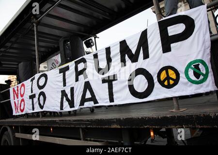 Menschen versammeln sich für das Nein zur Trumpf, Nein zur NATO, Hände weg von unseren NHS Demonstration am 3. Dezember 2019 in London, Vereinigtes Königreich. Donald Trump ist zu Besuch in London oder die NATO Staats- Gipfels am 70. Jahrestag der Organisation, die die Königin Hosting wird ein Empfang für die Staats- und Regierungschefs der NATO am Buckingham Palace. Inzwischen, es ist zu befürchten, dass Boris Johnson und Donald Trump in der Diskussion über die Öffnung des NHS zu US-Unternehmen werden. Veranstalter waren Gemeinsam gegen Trump, ist eine Zusammenarbeit zwischen dem Anschlag Trump Koalition und Stand bis zu Trumpf. Stockfoto