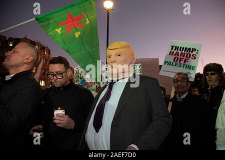 Menschen versammeln sich für das Nein zur Trumpf, Nein zur NATO, Hände weg von unseren NHS Demonstration am 3. Dezember 2019 in London, Vereinigtes Königreich. Donald Trump ist zu Besuch in London oder die NATO Staats- Gipfels am 70. Jahrestag der Organisation, die die Königin Hosting wird ein Empfang für die Staats- und Regierungschefs der NATO am Buckingham Palace. Inzwischen, es ist zu befürchten, dass Boris Johnson und Donald Trump in der Diskussion über die Öffnung des NHS zu US-Unternehmen werden. Veranstalter waren Gemeinsam gegen Trump, ist eine Zusammenarbeit zwischen dem Anschlag Trump Koalition und Stand bis zu Trumpf. Stockfoto