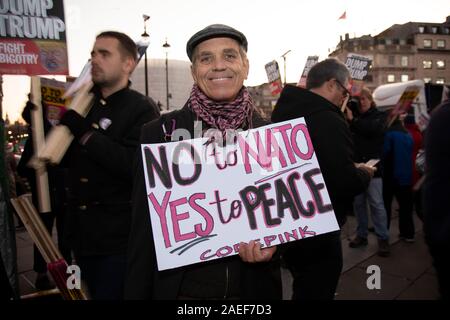 Menschen versammeln sich für das Nein zur Trumpf, Nein zur NATO, Hände weg von unseren NHS Demonstration am 3. Dezember 2019 in London, Vereinigtes Königreich. Donald Trump ist zu Besuch in London oder die NATO Staats- Gipfels am 70. Jahrestag der Organisation, die die Königin Hosting wird ein Empfang für die Staats- und Regierungschefs der NATO am Buckingham Palace. Inzwischen, es ist zu befürchten, dass Boris Johnson und Donald Trump in der Diskussion über die Öffnung des NHS zu US-Unternehmen werden. Veranstalter waren Gemeinsam gegen Trump, ist eine Zusammenarbeit zwischen dem Anschlag Trump Koalition und Stand bis zu Trumpf. Stockfoto